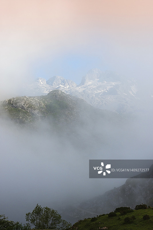 雾中山脉，西班牙图片素材