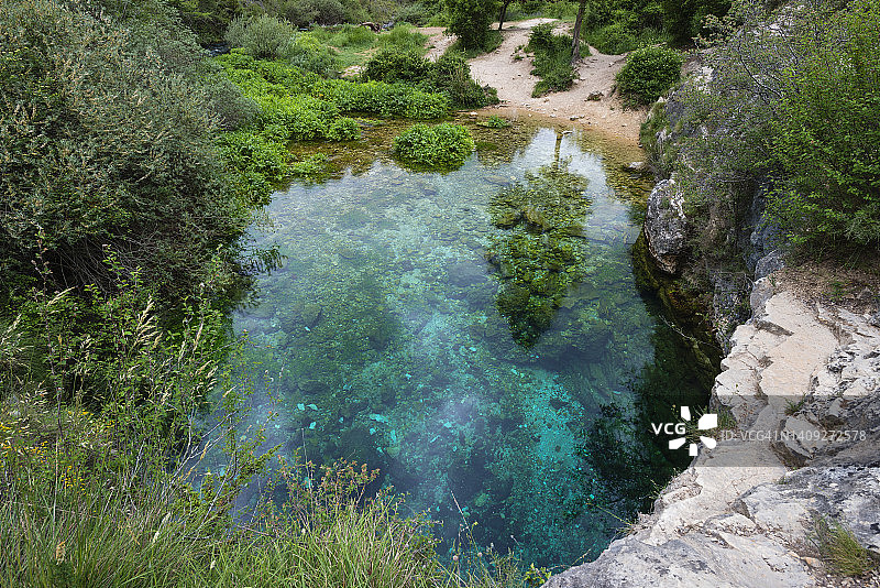 西班牙蓝色水池的天然永久泉水图片素材