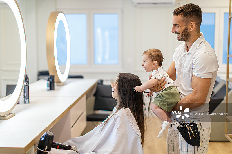 幸福的一家在美发沙龙图片素材