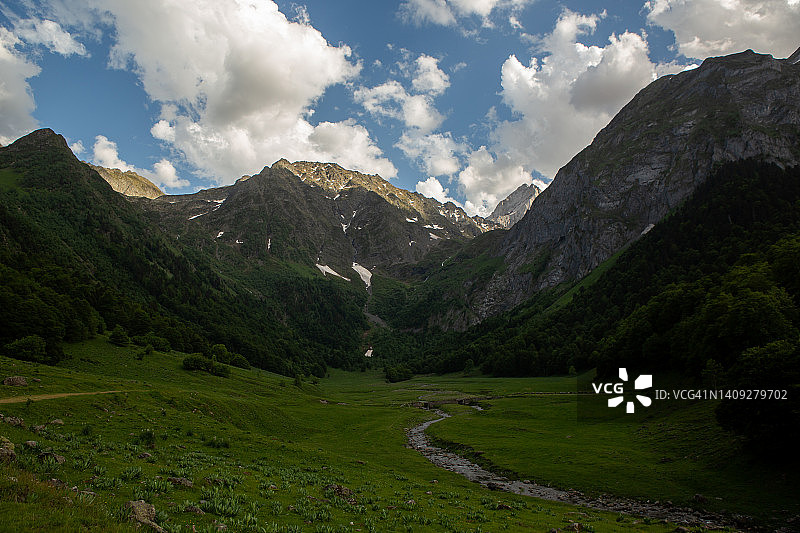 高山环绕的绿谷图片素材