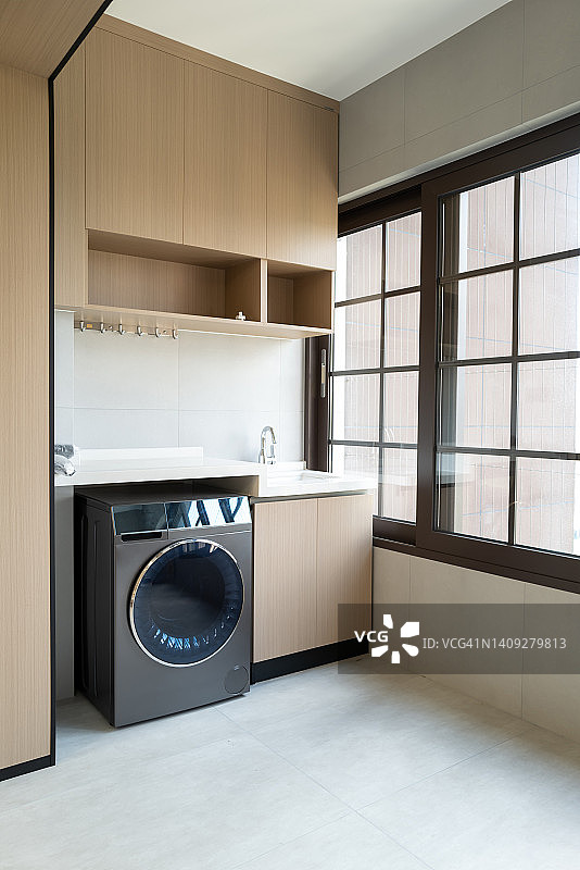带阳台窗户的洗衣机图片素材