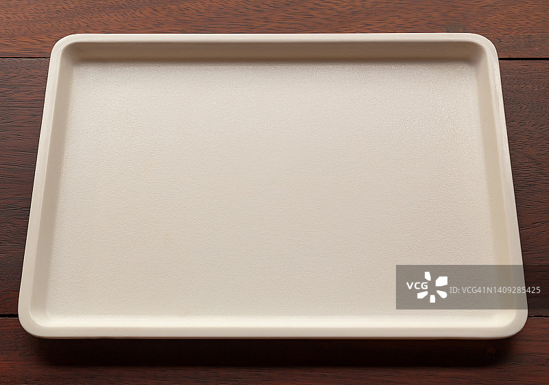 木桌上的空托盘俯视图图片素材