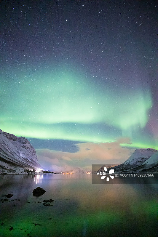 挪威海岸上空令人难以置信的北极光活动图片素材