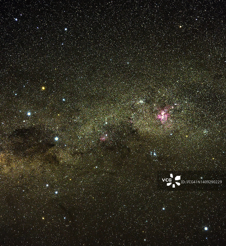 银河、南十字座星群与船底座星云图片素材