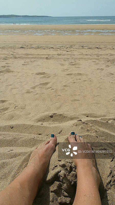 女人在夏季的沙滩上图片素材