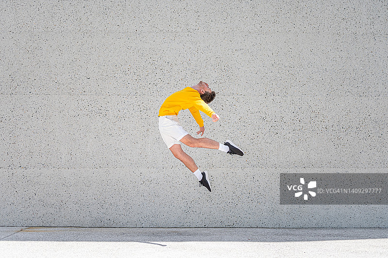 跳跃中的男人图片素材