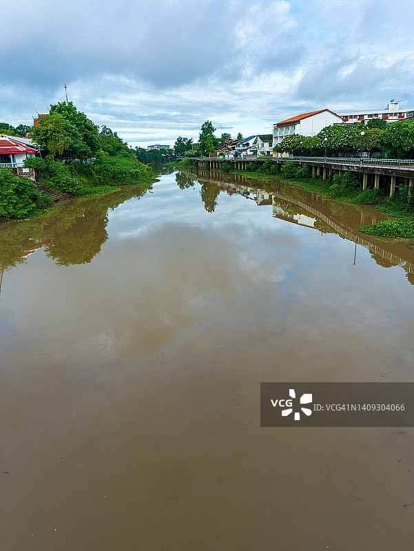 垂直河流图片素材