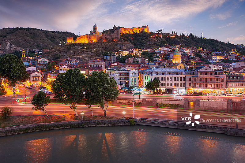 格鲁吉亚第比利斯，库拉河和纳里卡拉要塞背景下的城市景观图片素材