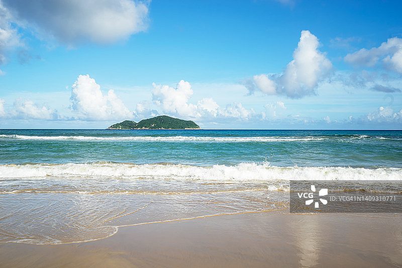 阳光下的海滩图片素材