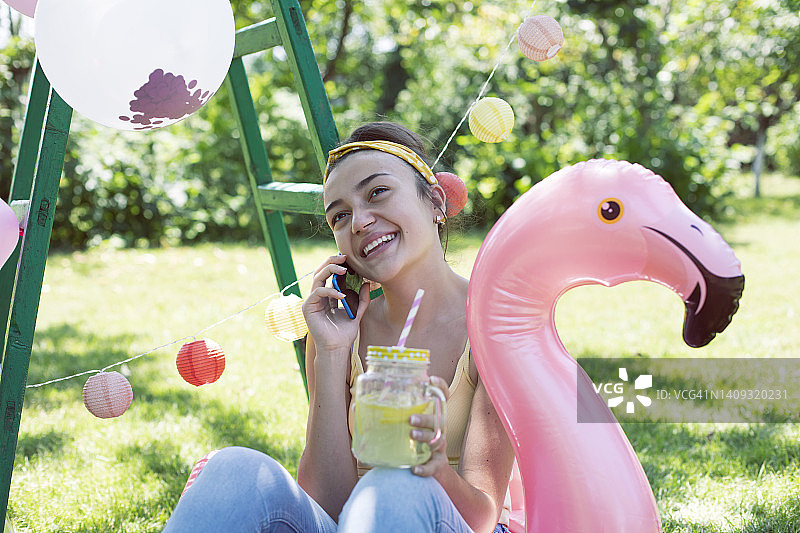 微笑的少女在夏日放松图片素材