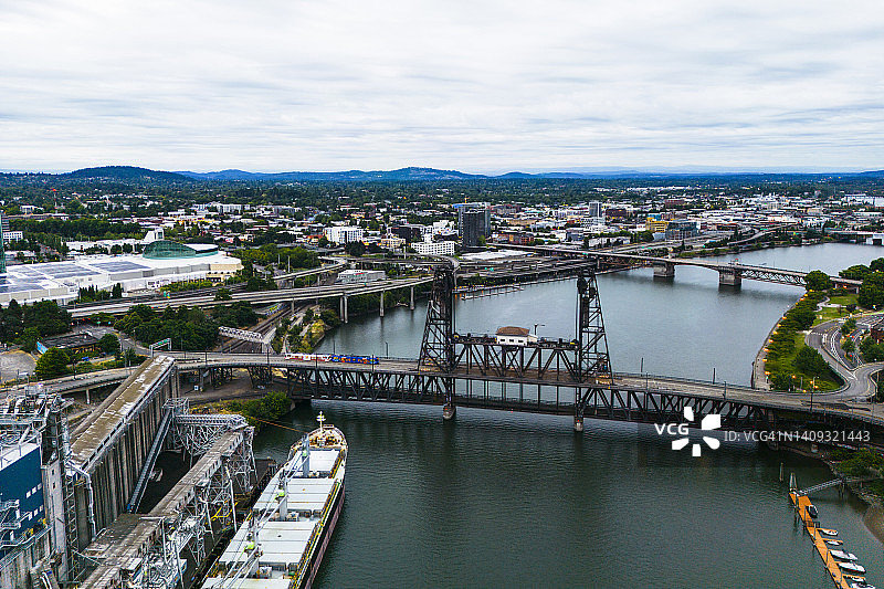 日出前的波特兰市中心图片素材