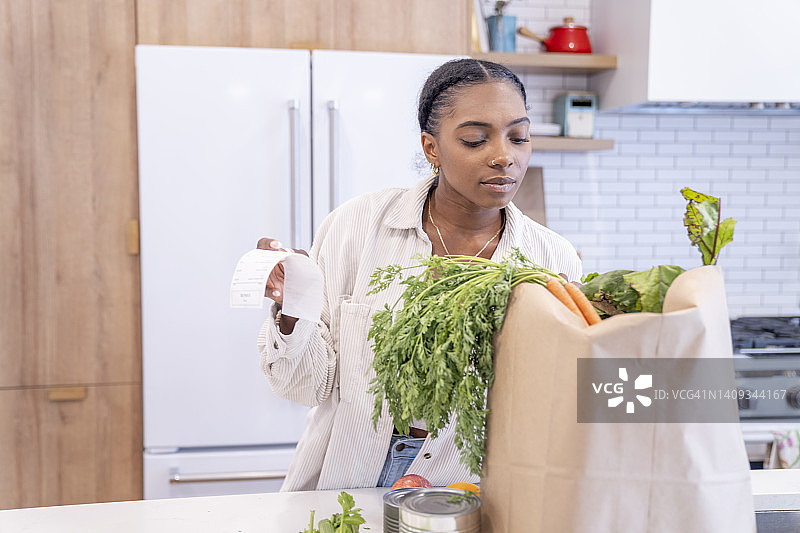 女人查看购物账单图片素材