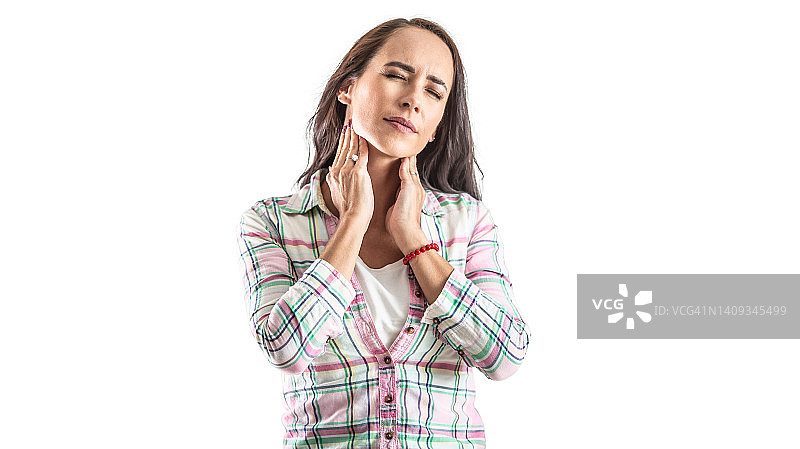 双手捂着喉咙，有甲状腺问题的妇女，白色背景图片素材