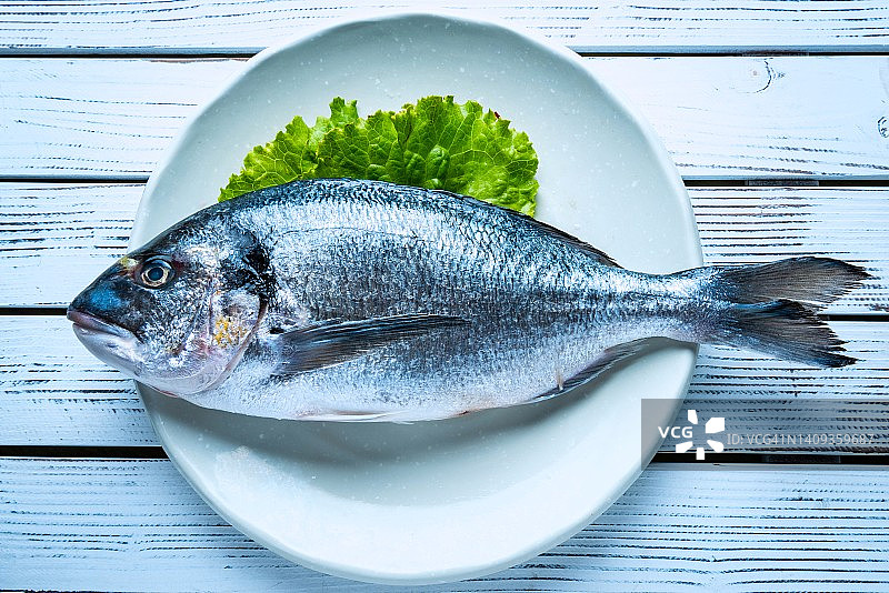待烹饪的整条鲜鱼图片素材