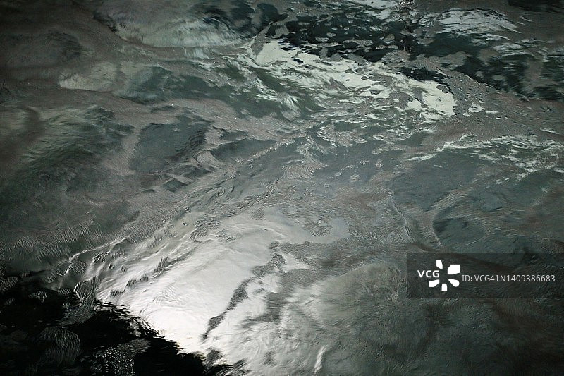 热水浴缸中沸腾的水图片素材