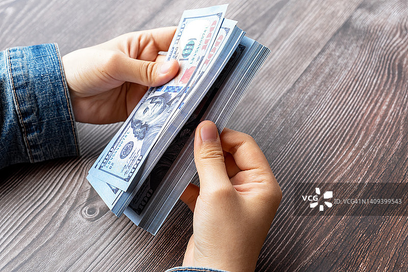手数纸币图片素材