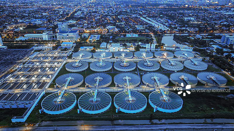 市中心附近污水处理厂夜景鸟瞰图片素材