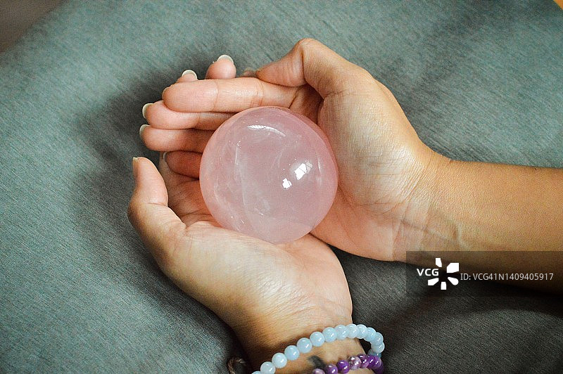 手持粉水晶球图片素材