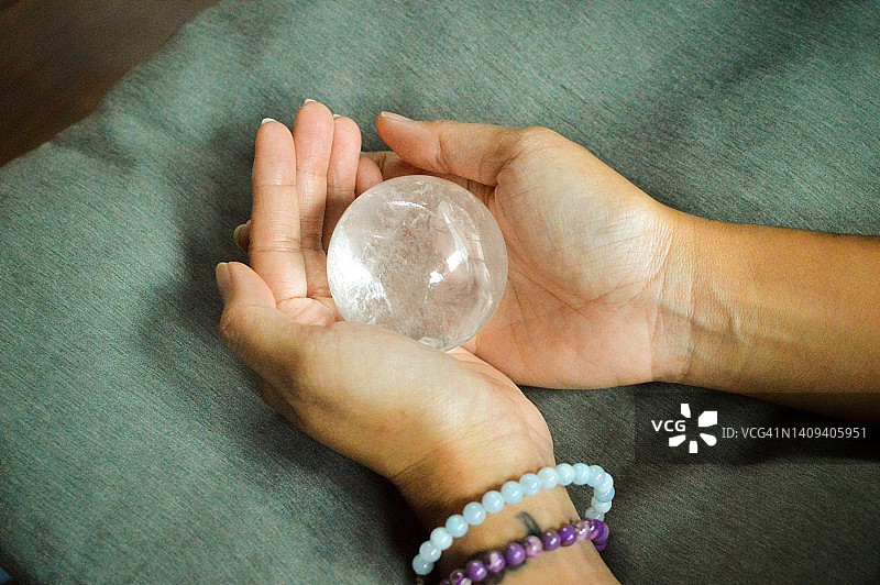 手持透明石英球的女人图片素材