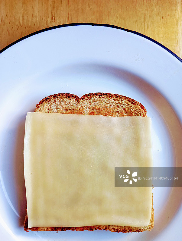 吐司上的豪达奶酪片图片素材