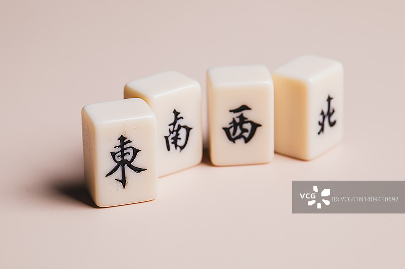米色背景上的麻将牌（汉字：东西南北）图片素材