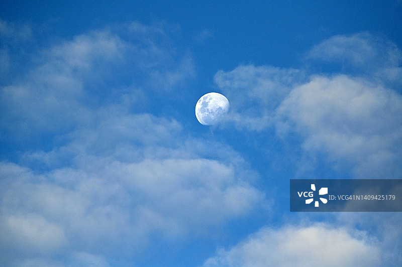 云层中显现的巨大月亮图片素材