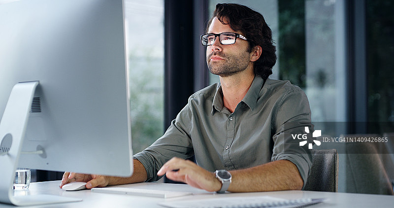 独自在工作中在线查看电子邮件的商务男士图片素材