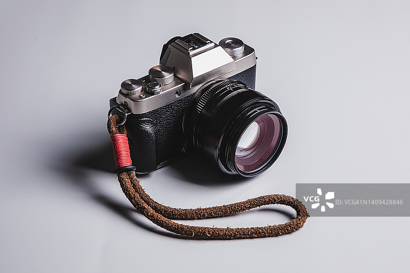 灰色背景下的数码相机图片素材