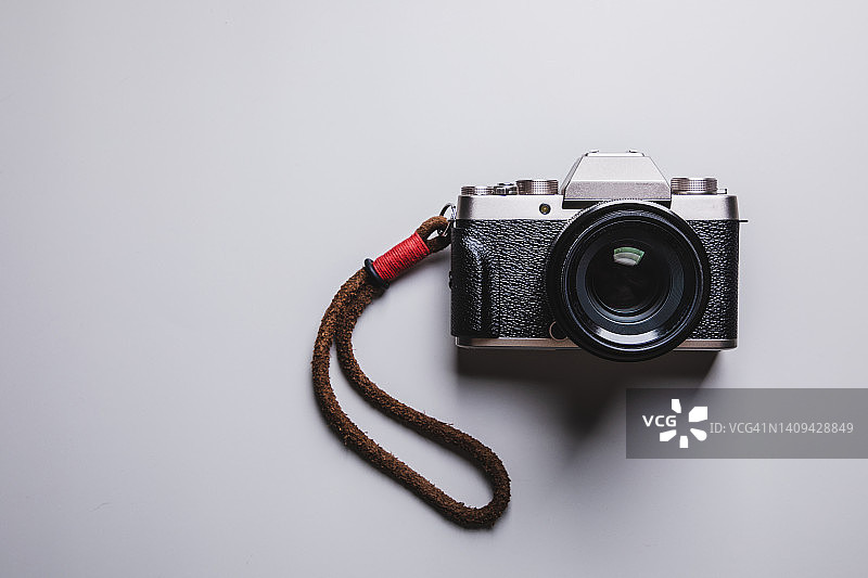 灰色背景下的数码相机图片素材