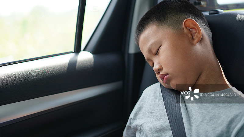 在车里睡觉的男孩图片素材