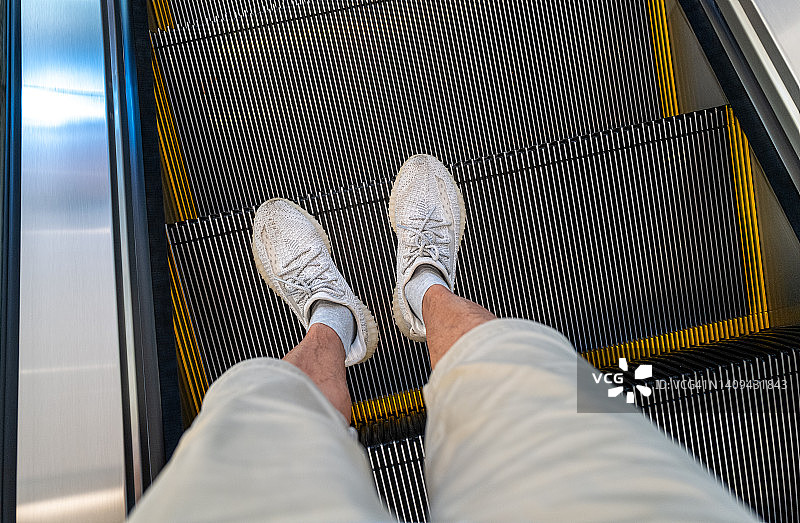 电梯上的男子俯视图图片素材