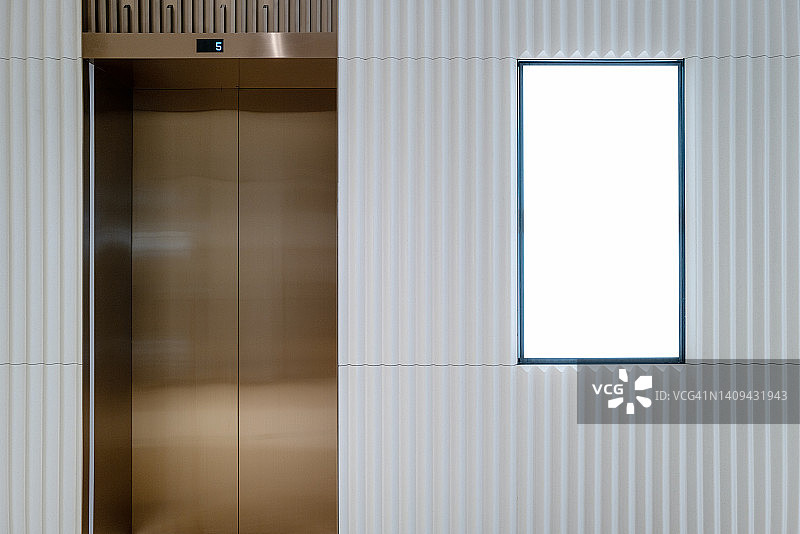 电梯门旁墙壁上的LED广告屏图片素材