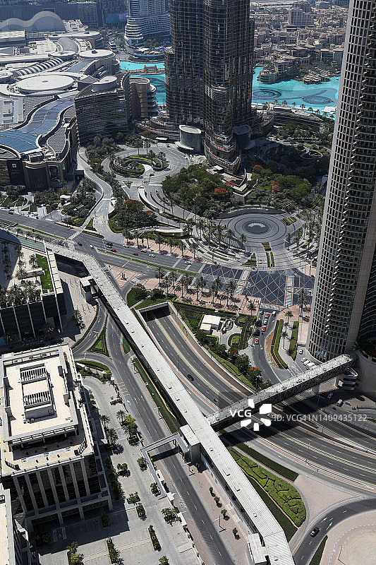 迪拜购物中心地铁人行道和道路航拍图片素材