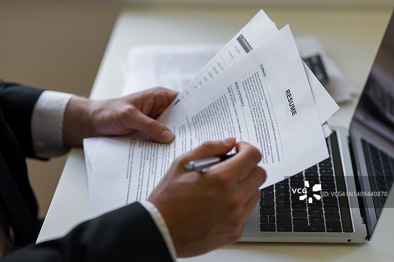 商人或人力资源经理正在审查简历信息图片素材