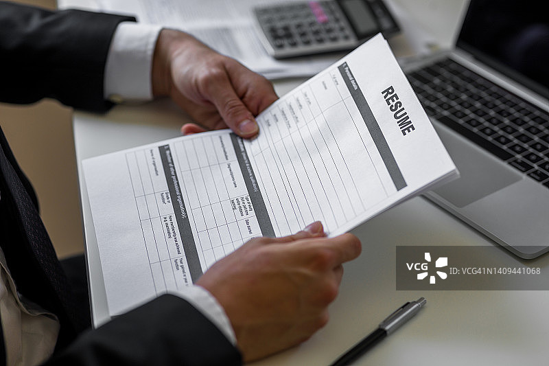 拿着简历准备应聘的商人图片素材