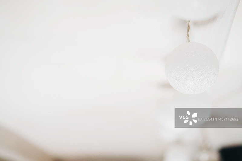 白色绳索球形吊灯图片素材