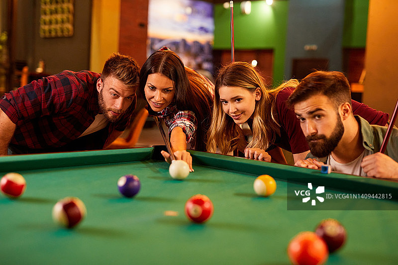 朋友们在当地的台球厅里玩台球图片素材