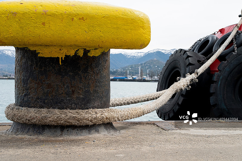 系缆柱与缆绳，停靠在港口的远洋轮船图片素材