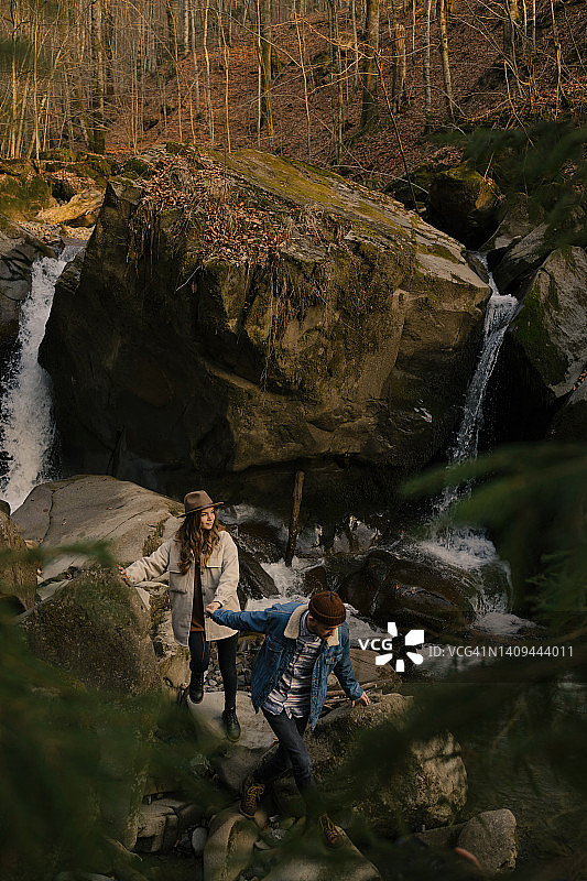 山上的幸福情侣 - 摄影素材图片素材