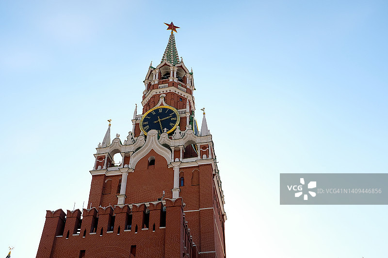 莫斯科克里姆林宫斯巴斯克塔红墙蓝天图片素材