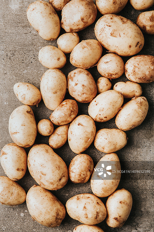 桌上的新鲜土豆图片素材