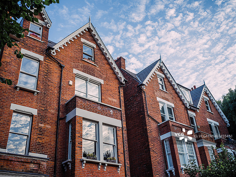 伦敦联排别墅在日出时的地面景观图片素材