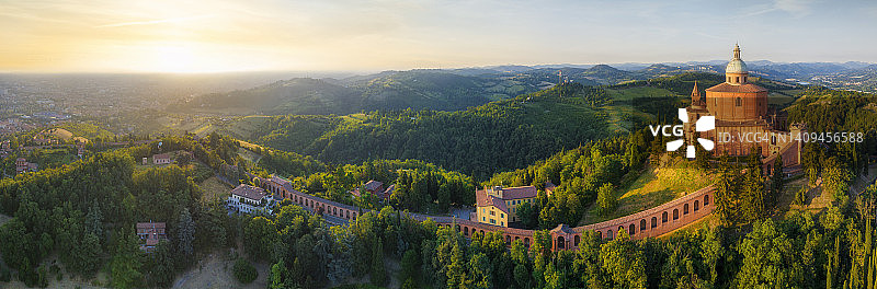 意大利博洛尼亚圣卢卡圣母朝圣地日出航拍全景，该教堂在山上存在了约一千年，拥有3.8公里长的拱廊图片素材