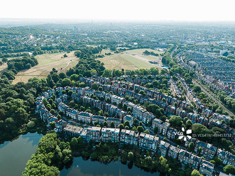 伦敦房屋在日出时分的鸟瞰图图片素材