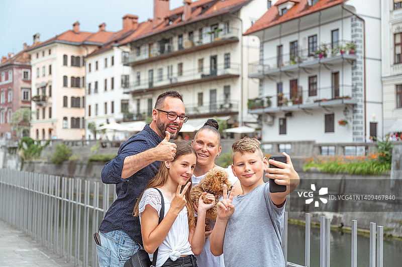 一家人在城市里玩耍图片素材