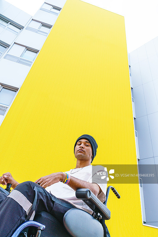 坐在轮椅上的拉丁美洲男人户外活动竖版照片图片素材