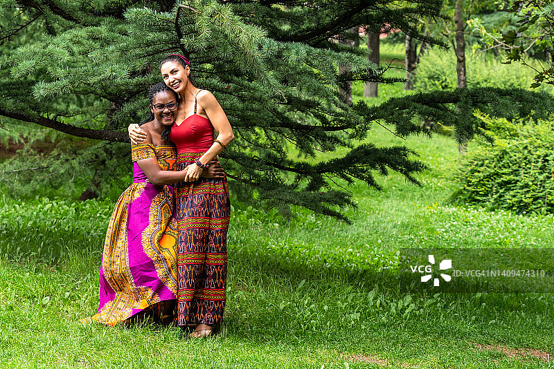 人们在夏季假期于公园摆姿势图片素材