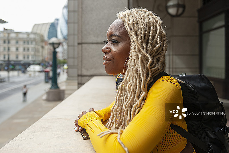 市中心环境中的女人肖像图片素材