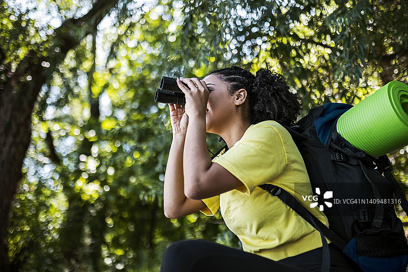 用双筒望远镜观看图片素材