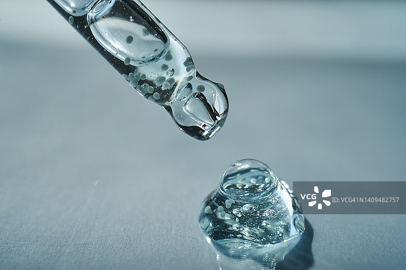 含维生素微胶囊的蓝绿色凝胶滴管图片素材